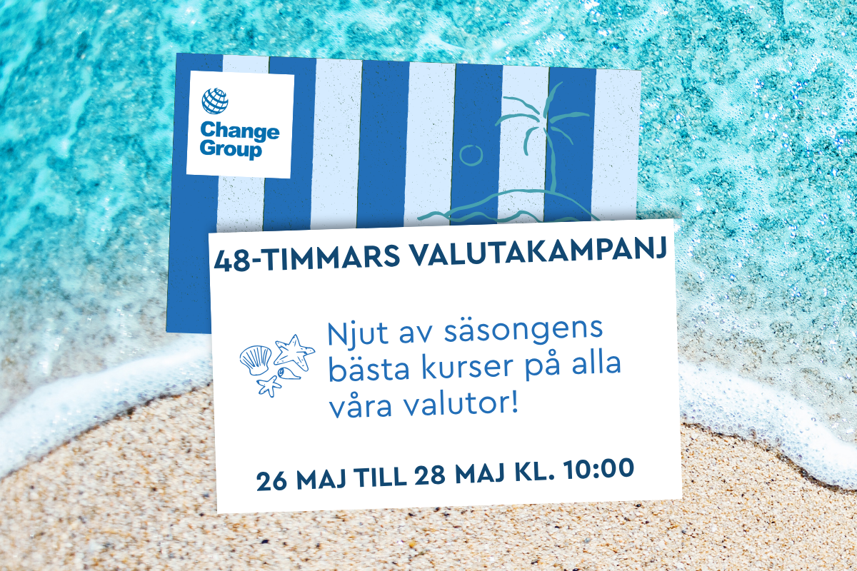 En kvinna sitter vid ratten i sin bil och ler när hon tittar ut genom fönstret