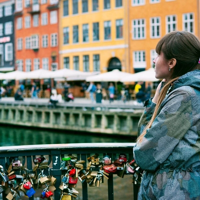 En kvinna på promenad i Danmark