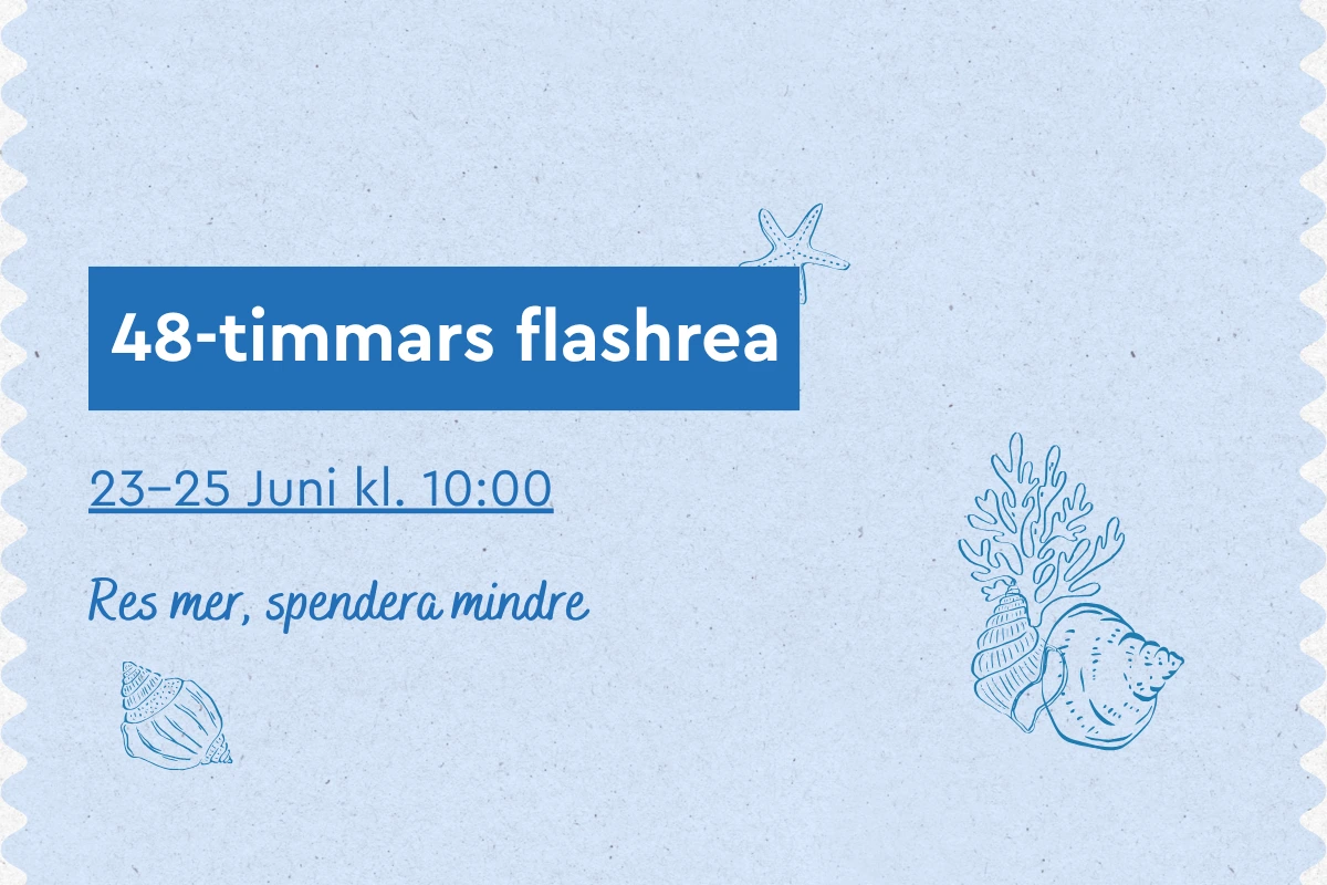 En kvinna sitter vid ratten i sin bil och ler när hon tittar ut genom fönstret