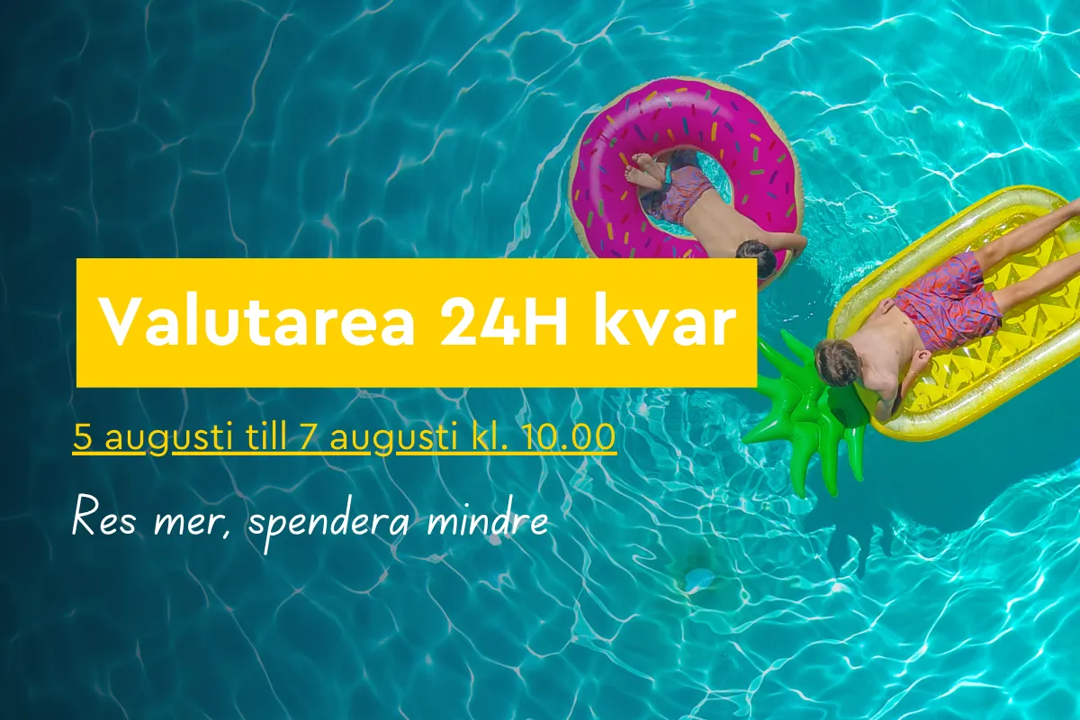 En kvinna sitter vid ratten i sin bil och ler när hon tittar ut genom fönstret