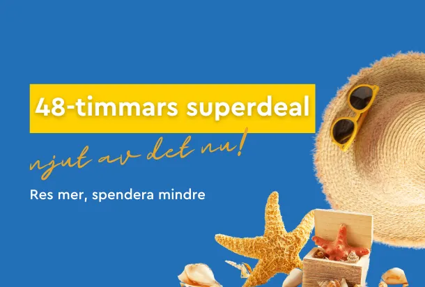 En kvinna sitter vid ratten i sin bil och ler när hon tittar ut genom fönstret