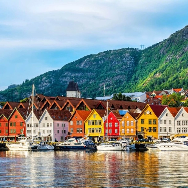 Färgglada hus i en norsk hamnstad