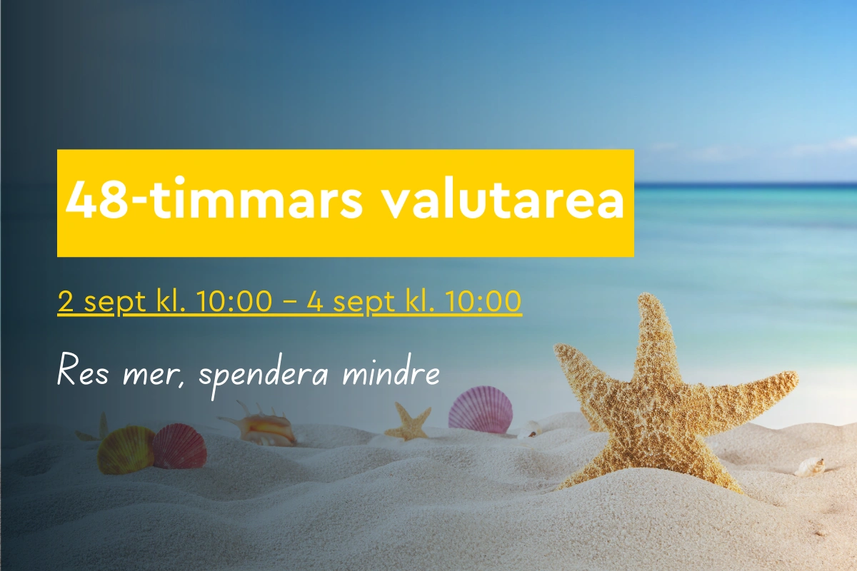 En kvinna sitter vid ratten i sin bil och ler när hon tittar ut genom fönstret
