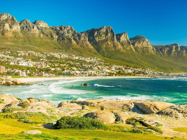 Berg med utsikt över en strand i Sydafrika