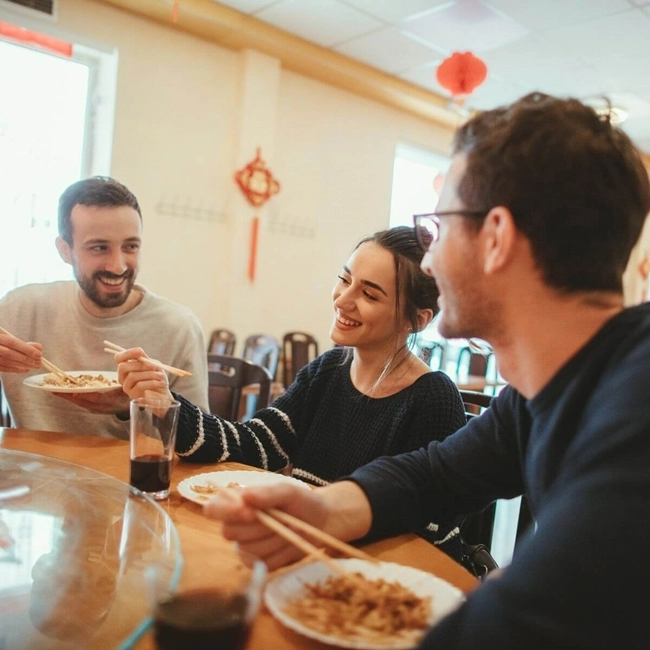 Vänner som delar en måltid i Kina