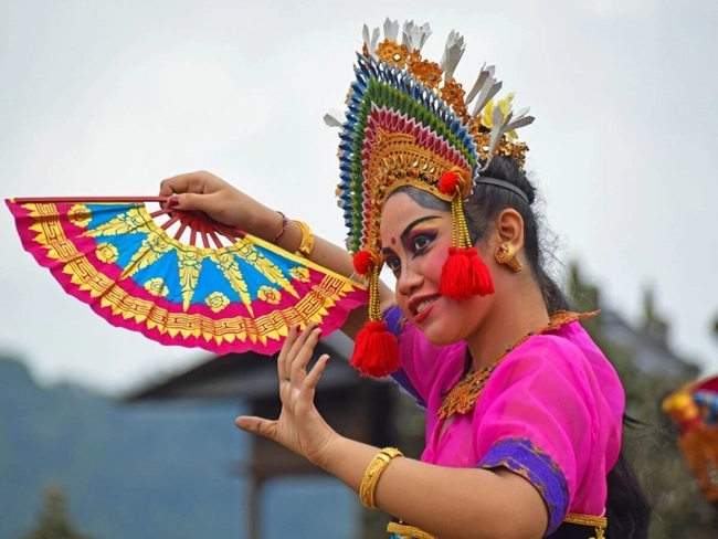 En indonesisk kvinna i traditionell klädsel 