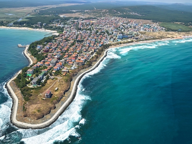 En bulgarisk stad med utsikt över havet