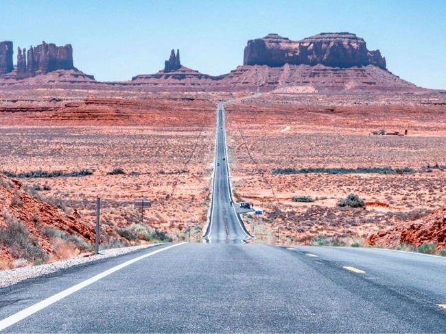 Route 66 som leder till Death Valley i USA