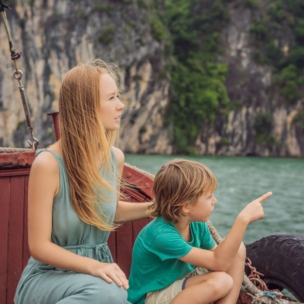 En kvinna och hennes barn på en båt i Vietnam