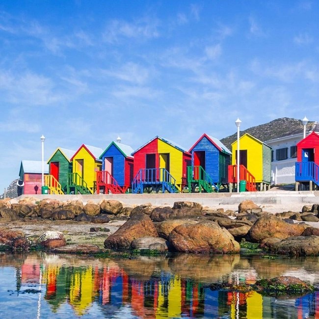 Färgglada hus på stranden i Sydafrika