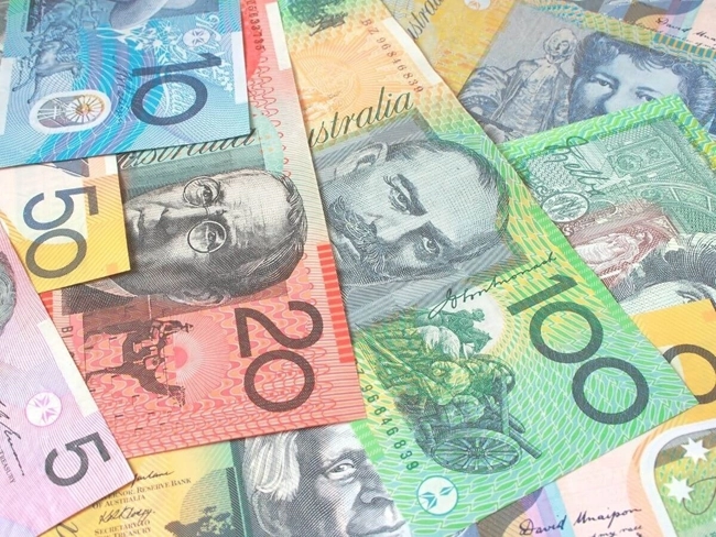 Billetes de dólares australianos esparcidos sobre una mesa, mostrando su colorido diseño y variedad de denominaciones.