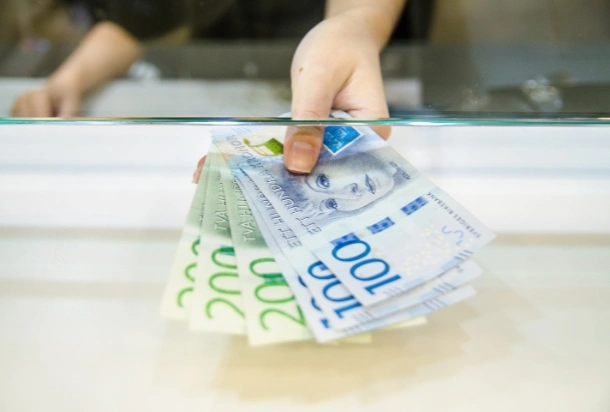 En man som säljer aed