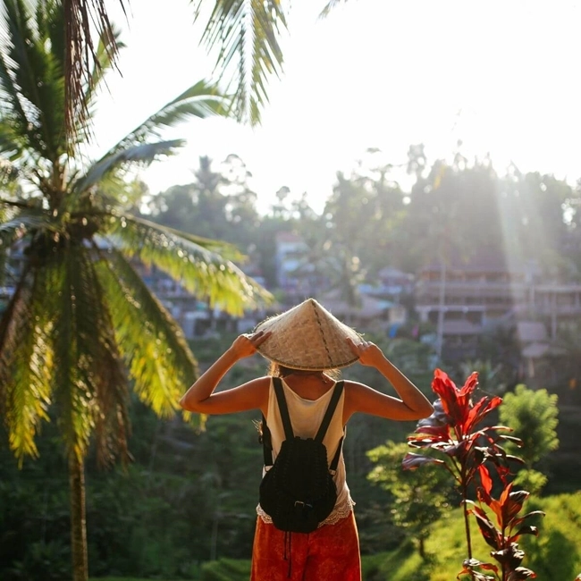 En kvinna på resa i Indonesien